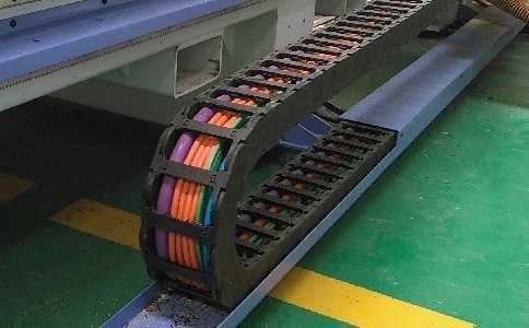 電纜、氣管、水管都可置于拖鏈中